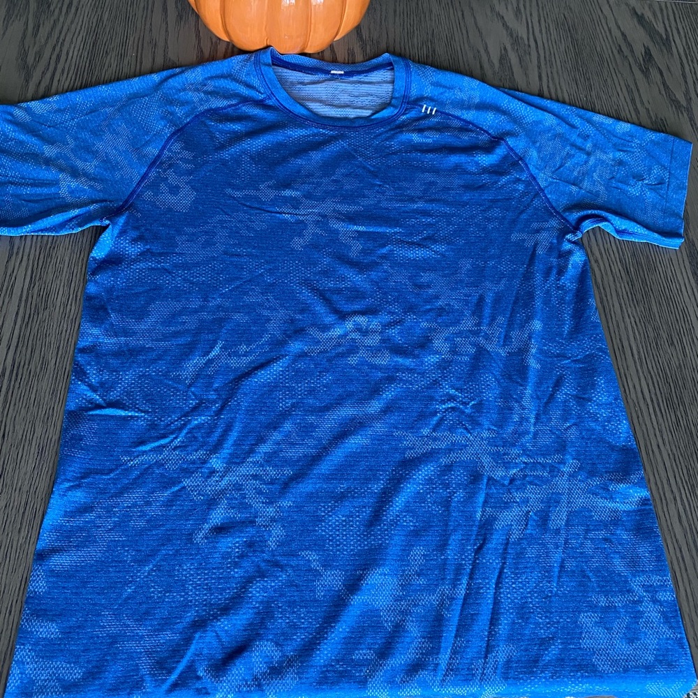 Men’s size medium Lululemon camo Metal vent t shirt